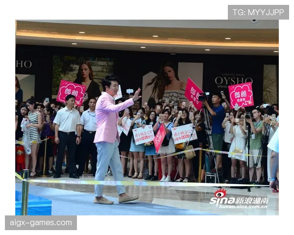 罗德里戈与皇马球迷亲密互动，现场氛围热烈