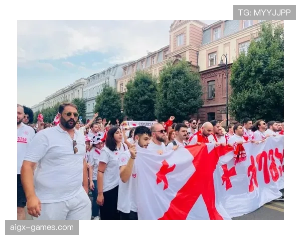 格鲁吉亚球迷热情助威,赛场气氛高涨助力球队表现亮眼 格鲁吉亚球迷热情助威,赛场气氛高涨助力球队表现亮眼