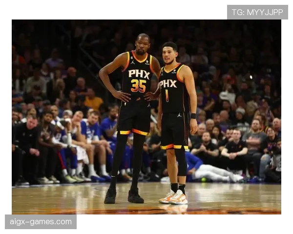 刷到凯文·杜兰特家里这张床照片——我家两室一厅的月租都够他换枕头了